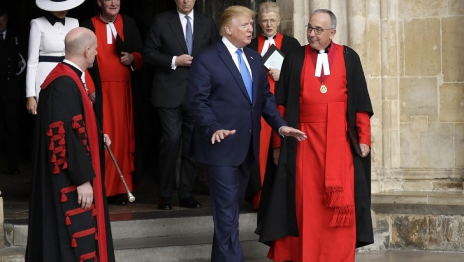 Donald i Melanija Tramp sa kraljicom Elizabetom