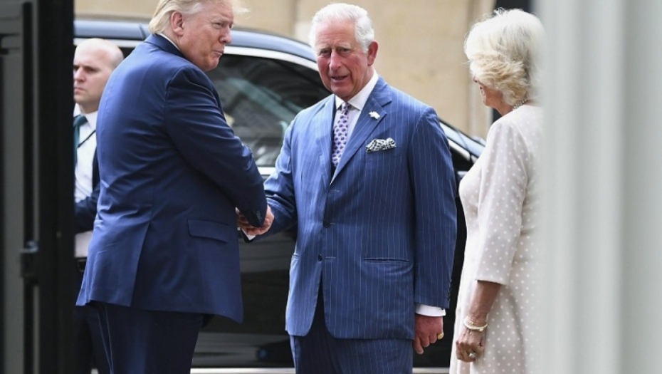 Donald i Melanija Tramp sa kraljicom Elizabetom
