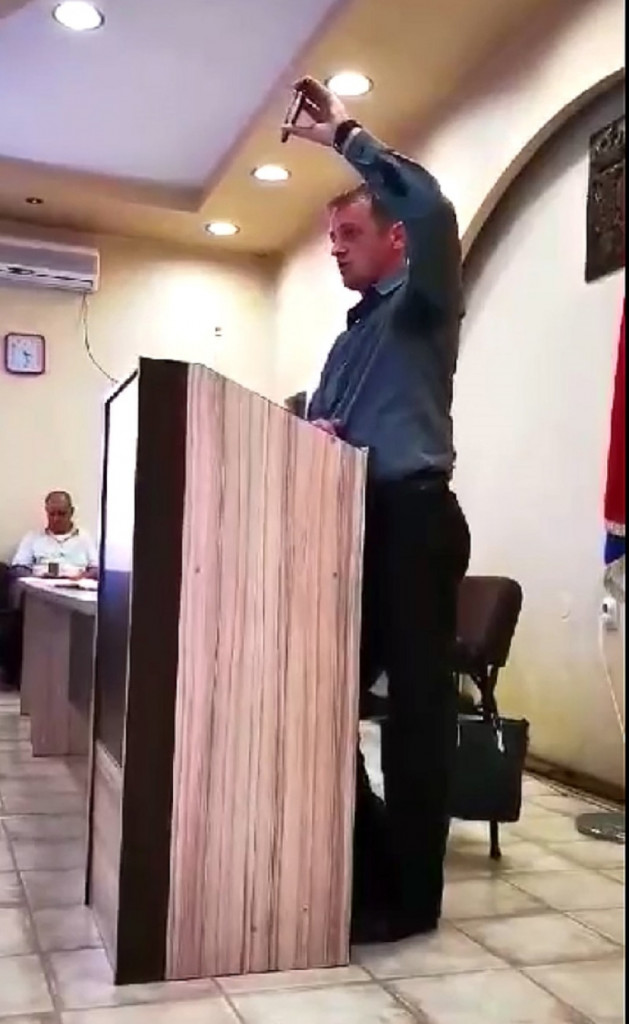 Zoran pokazuje porno snimak