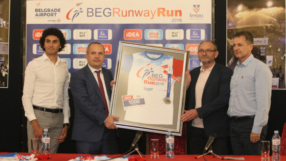 Nikolić uručio poklon dres i medalju Brusu