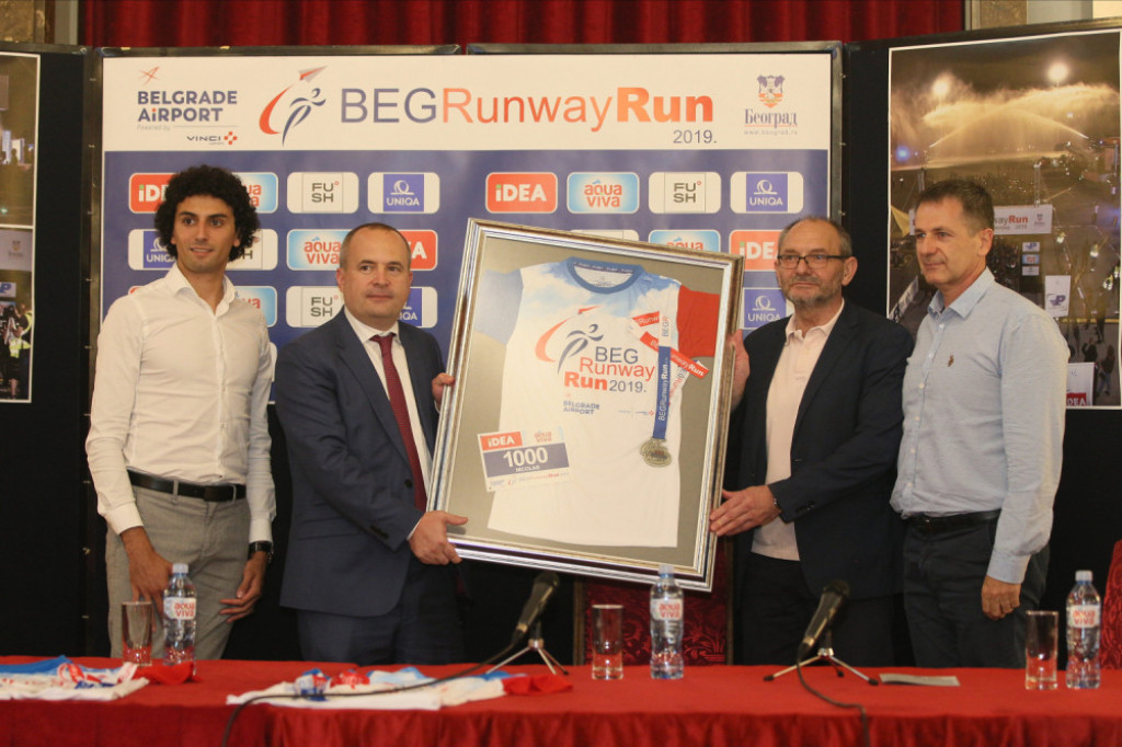 Nikolić uručio poklon dres i medalju Brusu