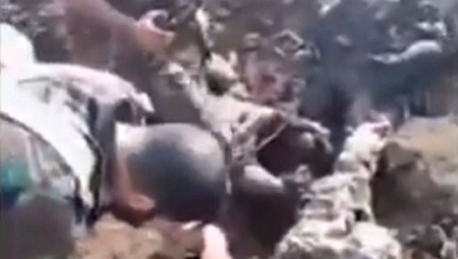 Sirijski vojnik pored leševa ubijenih džihadista HTŠ