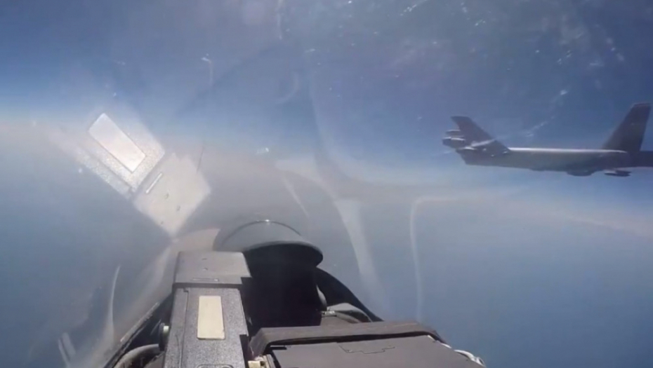 Suhoj Su-27SM, bombarder B-52H