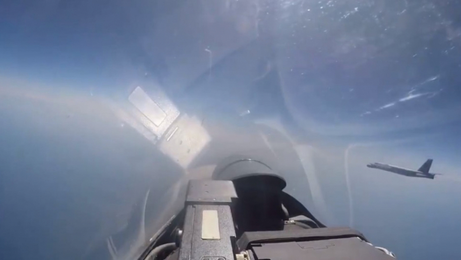 Suhoj Su-27SM, bombarder B-52H