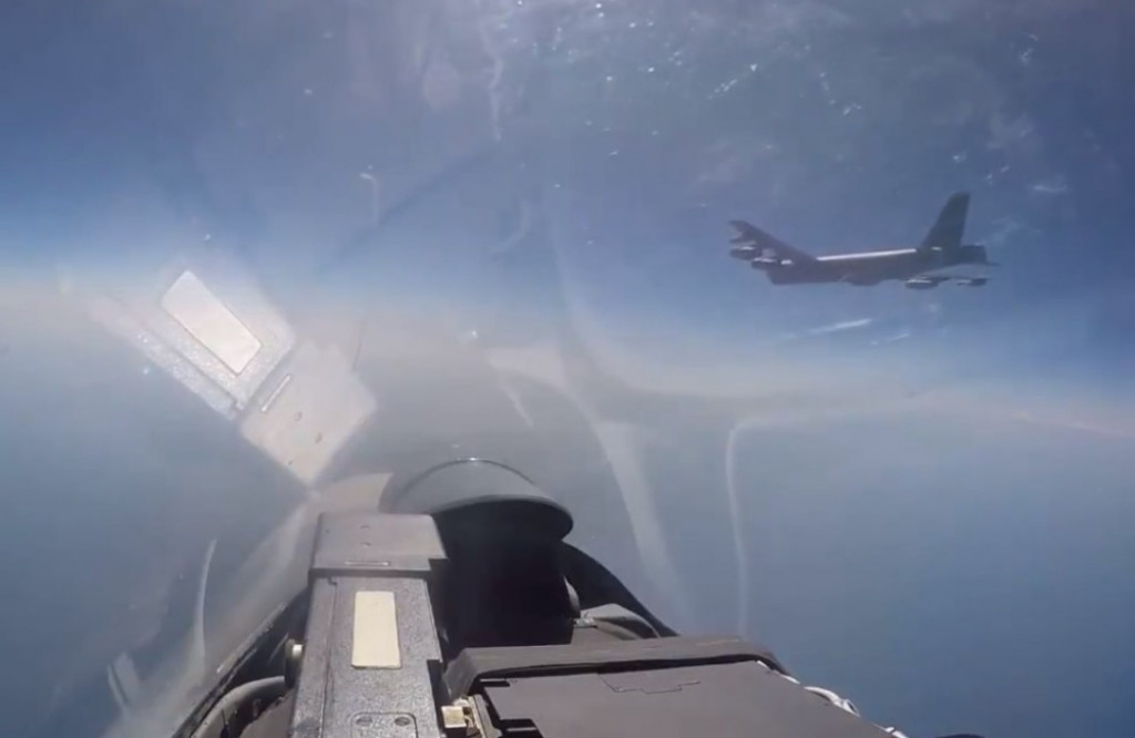 Suhoj Su-27SM, bombarder B-52H