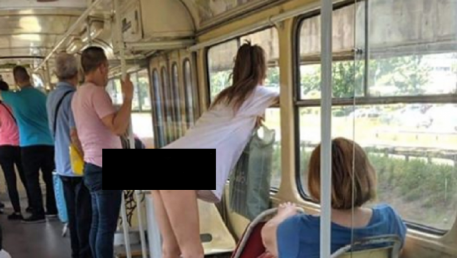 Golišava devojka u tramvaju u Zagrebu