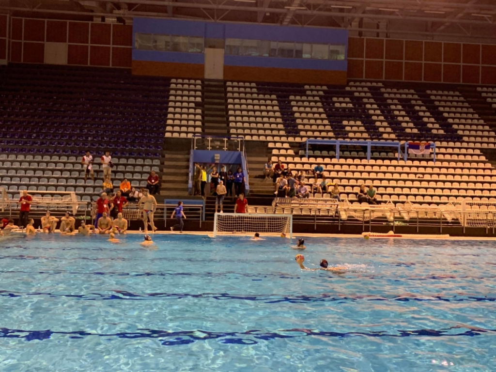 reprezentativci Srbije se zagrevaju u zatvorenom bazenu