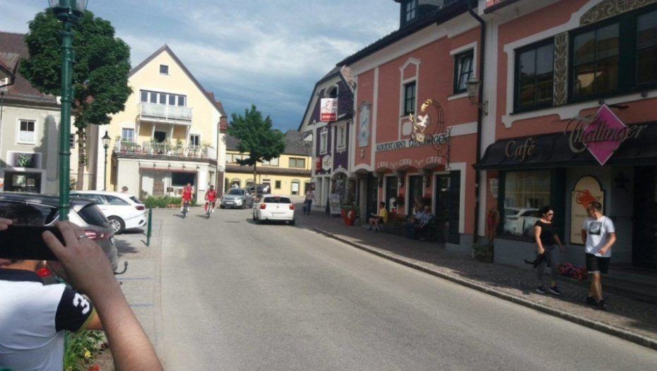 Fudbaleri Crvene zvezde voze biciklo