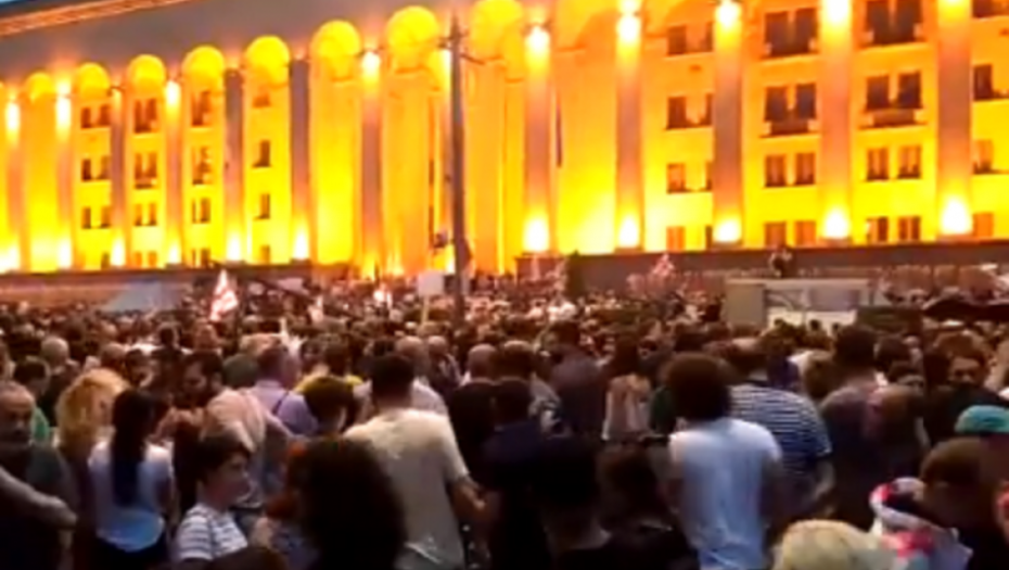 Tbilisi, Gruzija, protesti ispred parlamenta