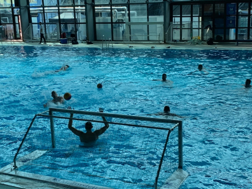 zagrevanje srpskih reprezentativaca u zatvorenom bazenu