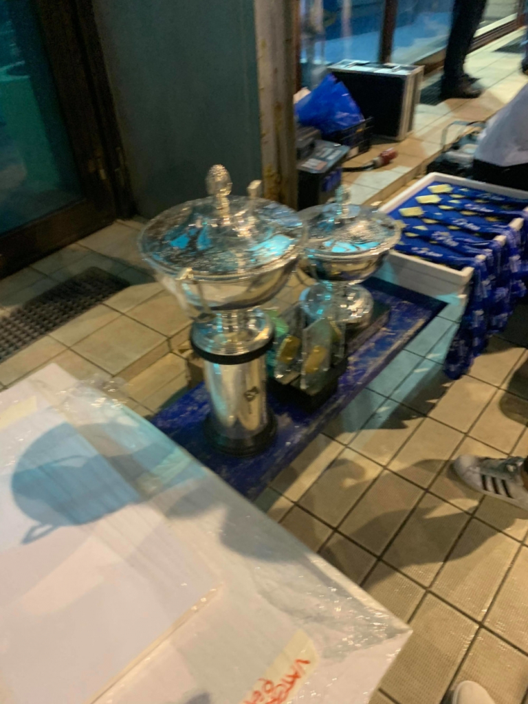 trofej čeka pobednika