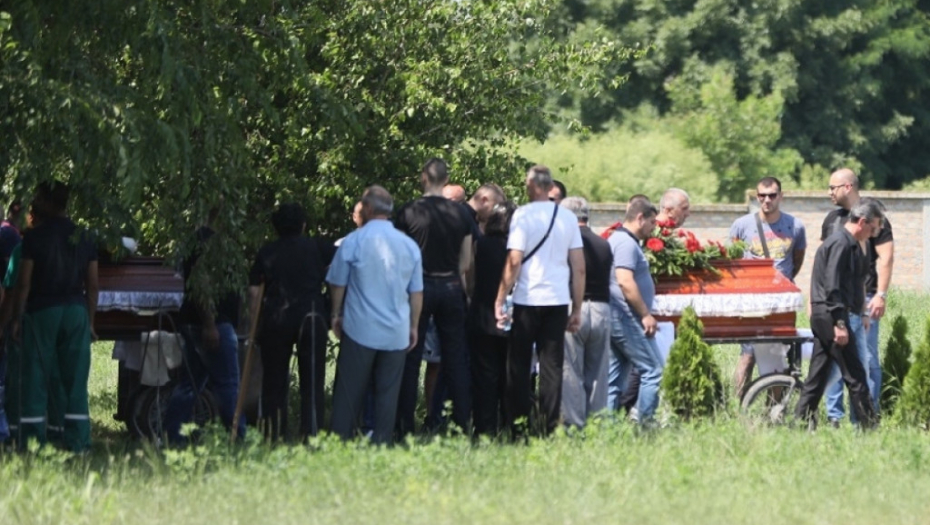 Sahrana troje ubijenih u Surčinu