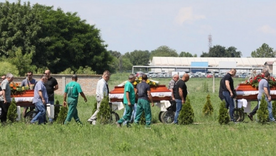 Sahrana troje ubijenih u Surčinu