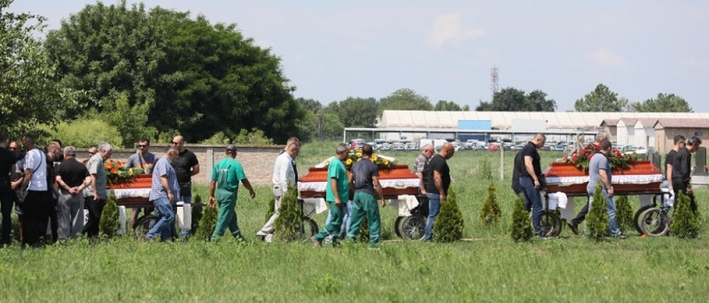 Sahrana troje ubijenih u Surčinu