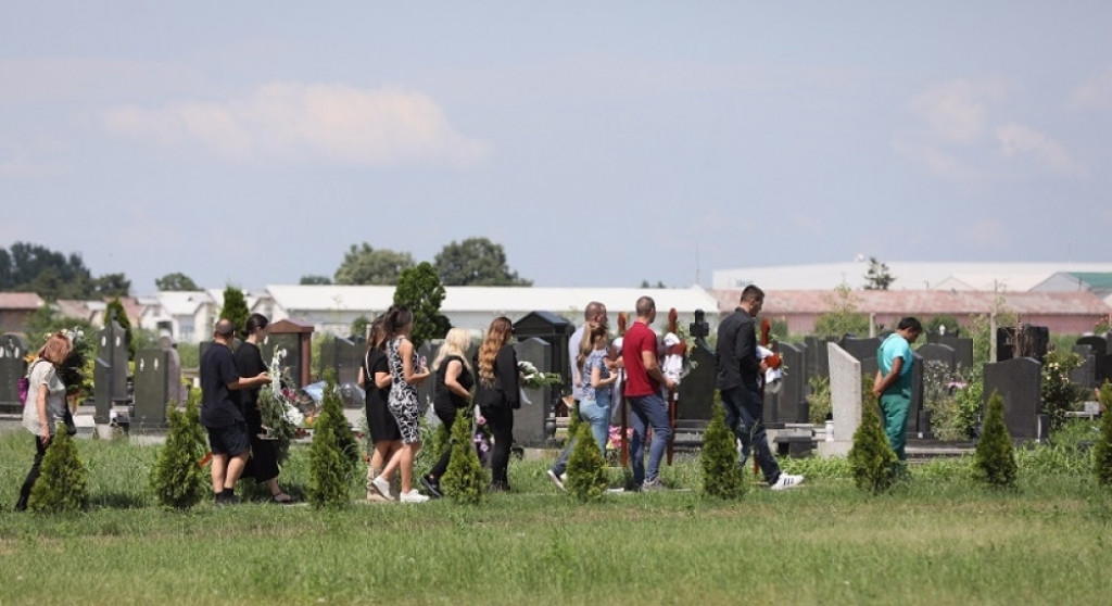 Sahrana troje ubijenih u Surčinu