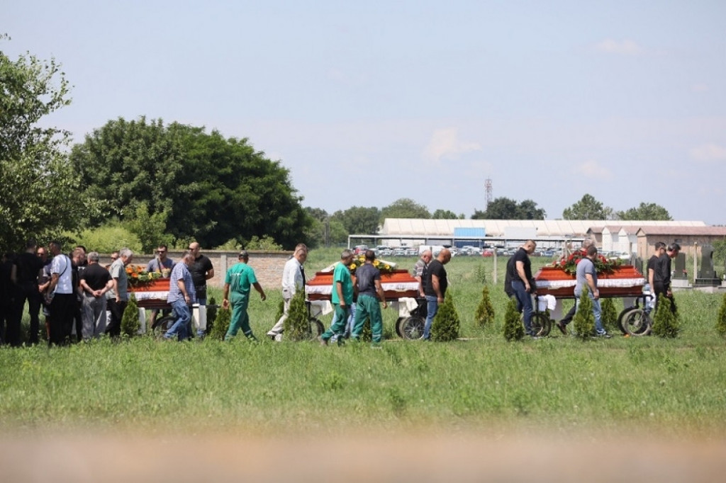 Sahrana troje ubijenih u Surčinu