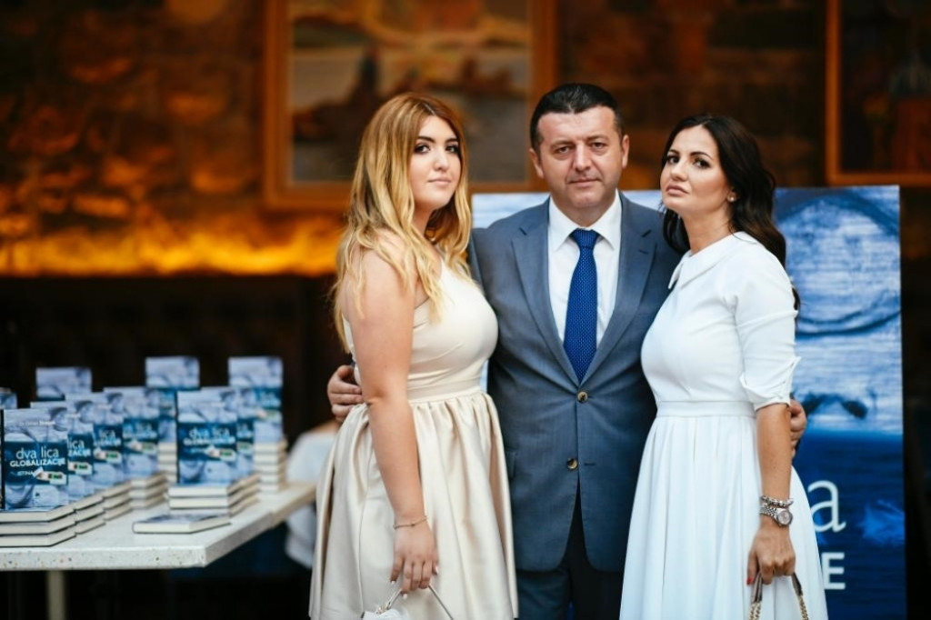 Orhan Dragaš sa suprugom i ćerkom  