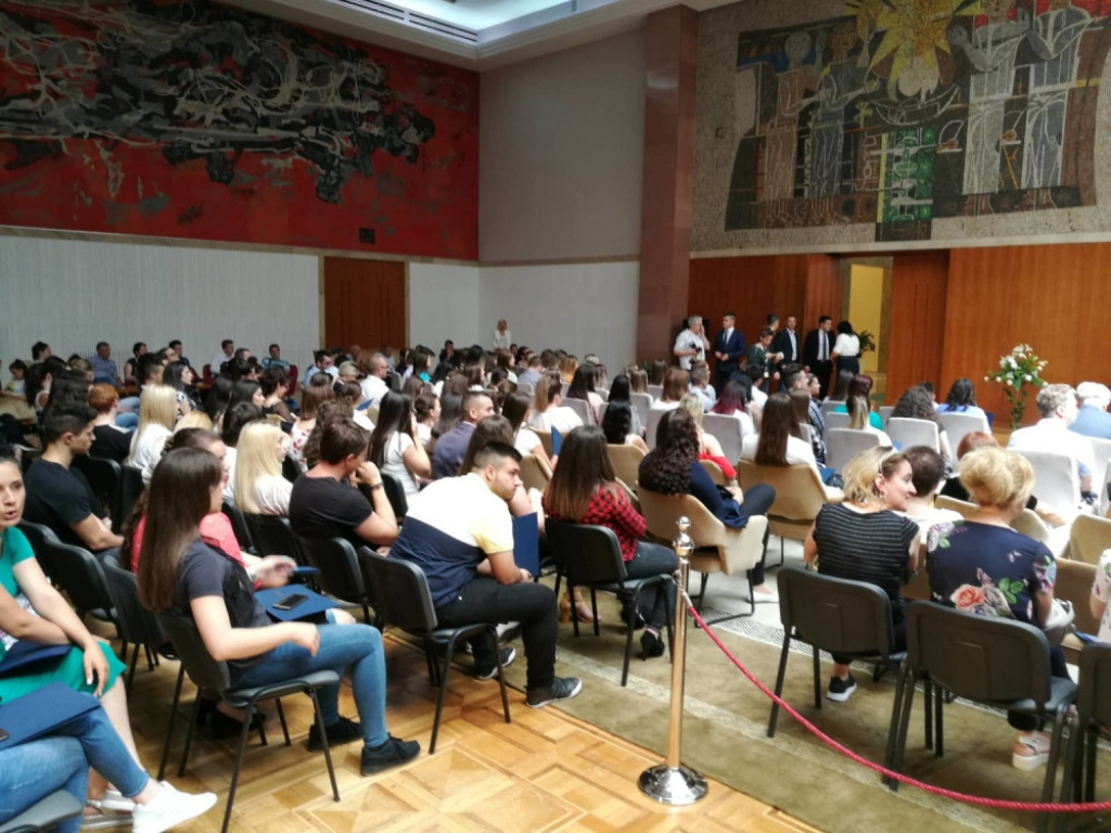 Palata pravde, diplomci