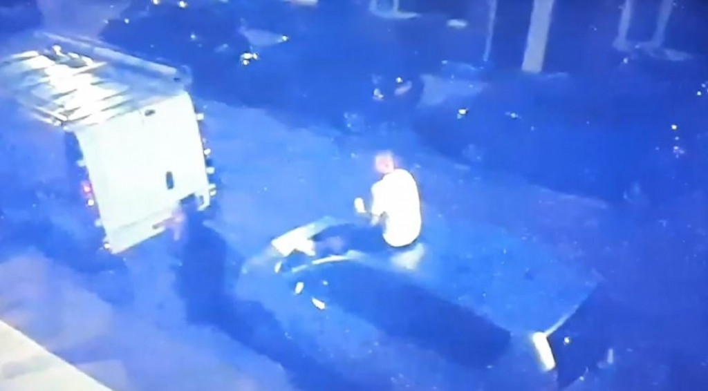 Pijani Vesli Snajder na automobilu