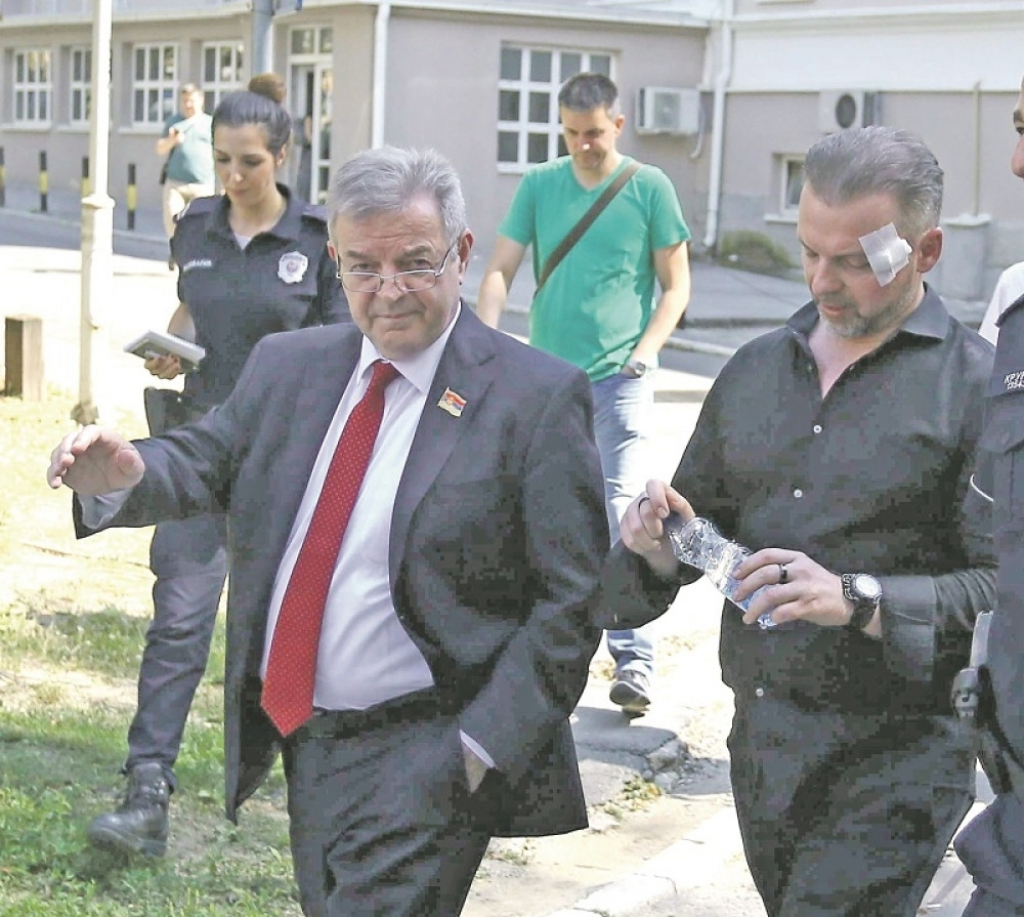 Simo de Karić sa ocem Dragomirom Karić napustio Urgentni