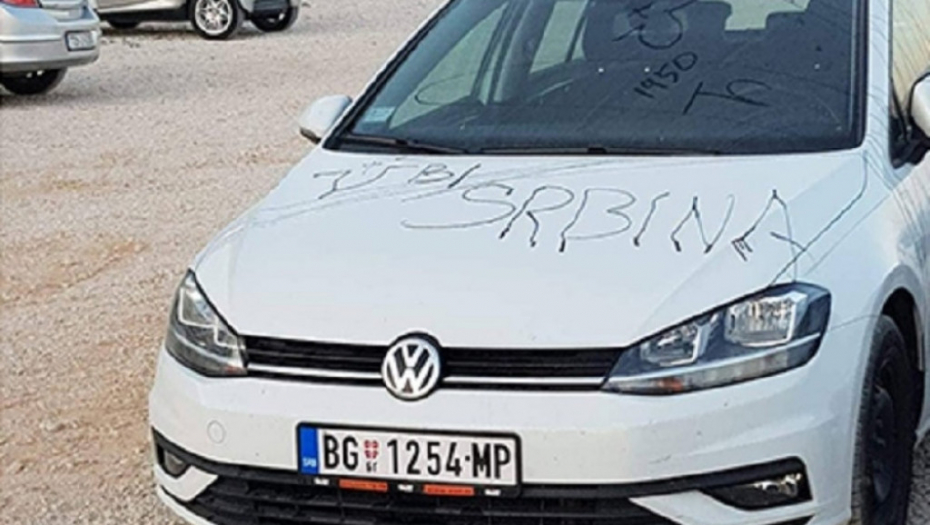 Išarali mu auto sa "UBI SRBINA", kada se vozač vratio odmah je otišao U  AMBASADU! (FOTO) - Alo.rs