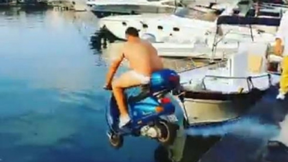 Baloteli mu platio da skoči u more na motoru