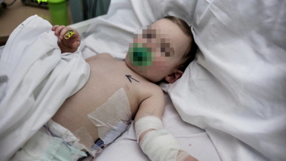 Beba, dečak, bolnica