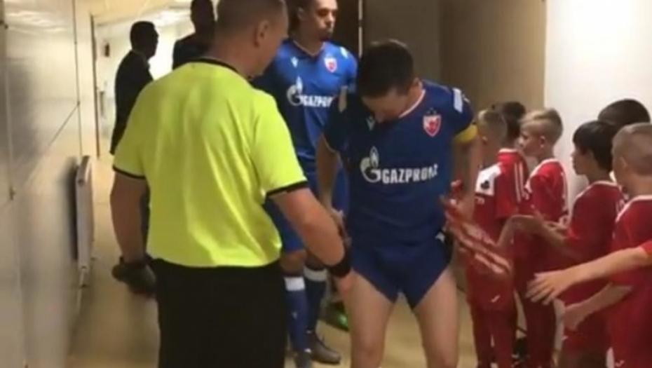 Fudbaleri Crvene zvezde pokazuju gaće pred meč sa Suduvom!