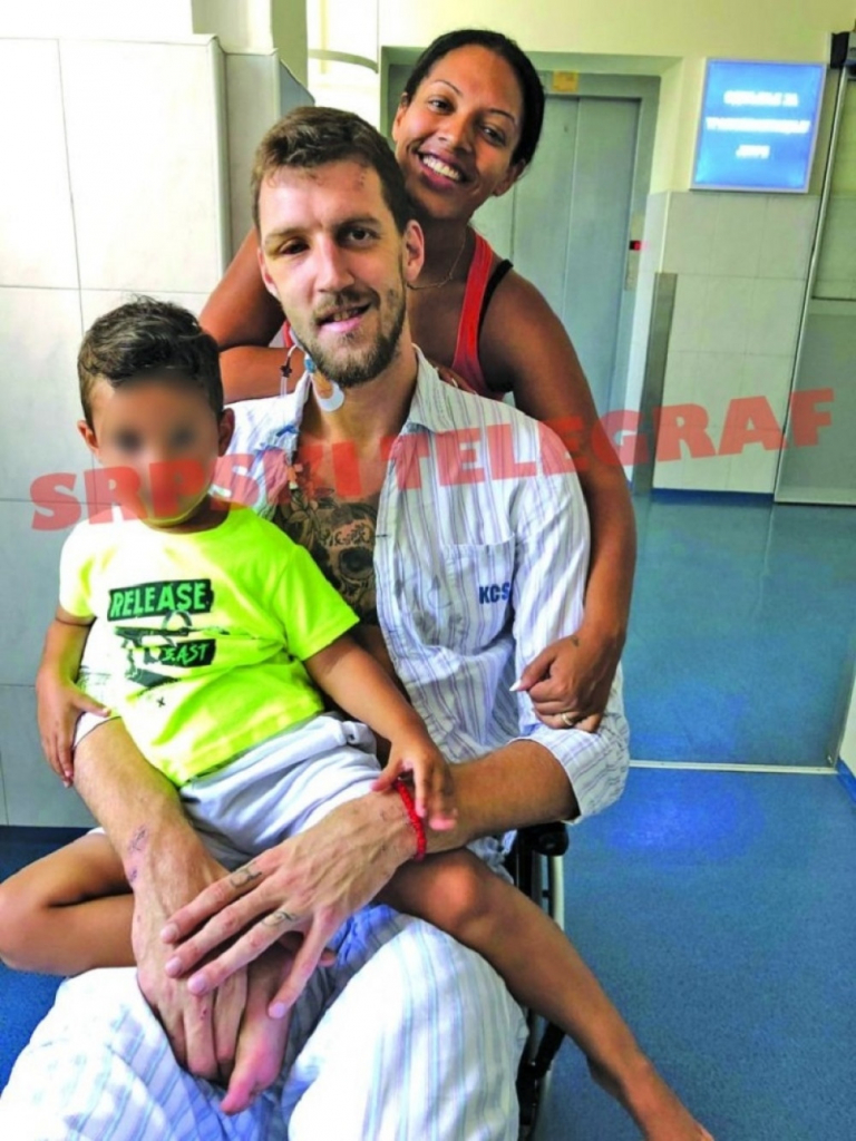 Ognjen Kuzmić sa suprugom i sinom u bolnici