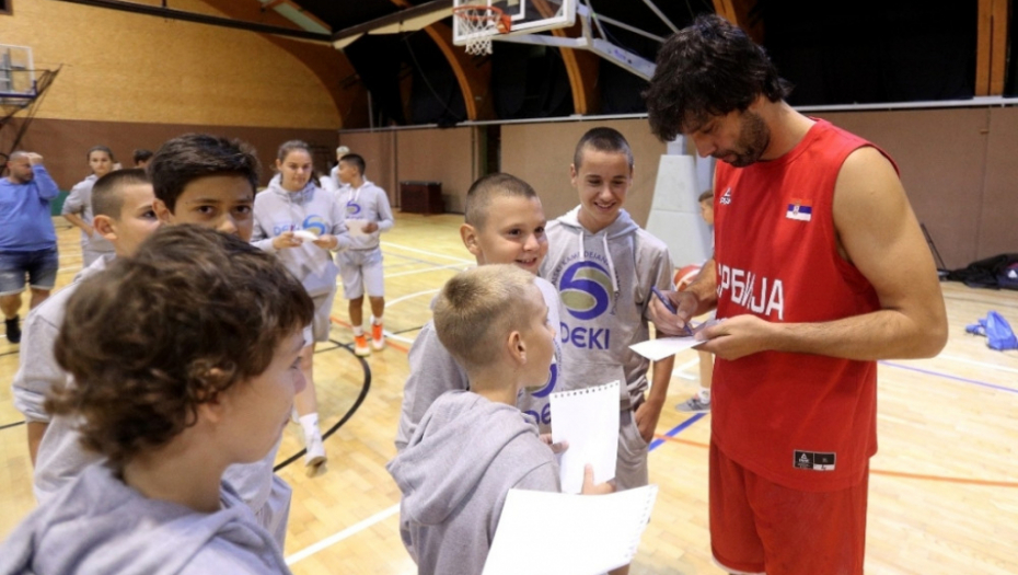 Dejan Stanković i mališani u poseti košarkašima