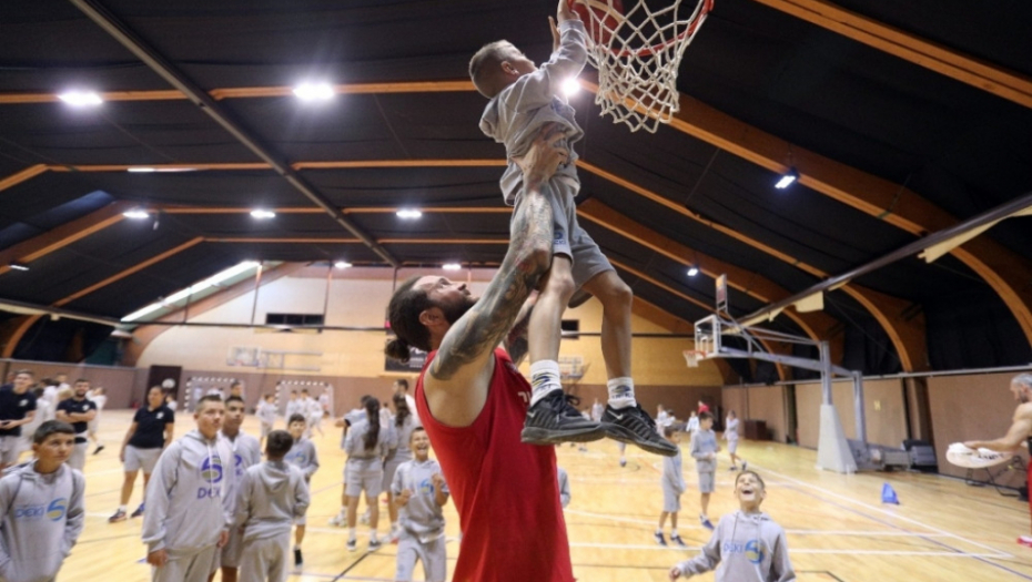 Dejan Stanković i mališani u poseti košarkašima