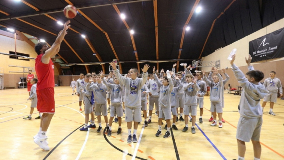 Dejan Stanković i mališani u poseti košarkašima