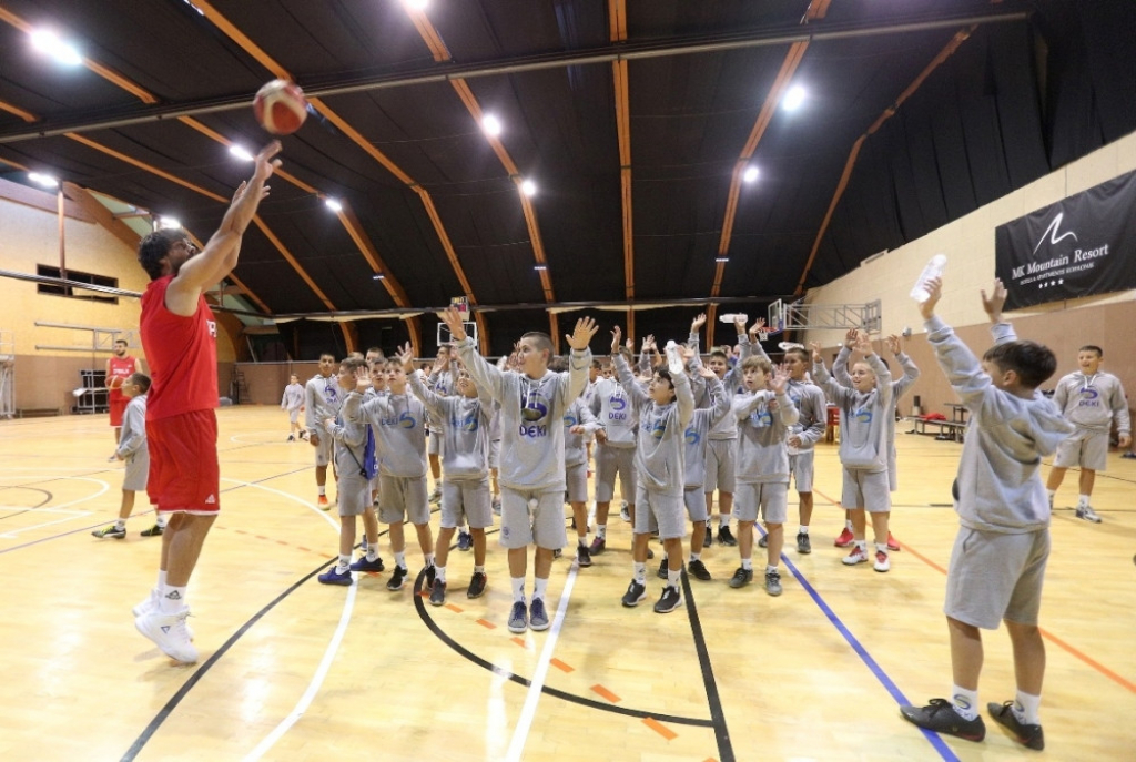 Dejan Stanković i mališani u poseti košarkašima