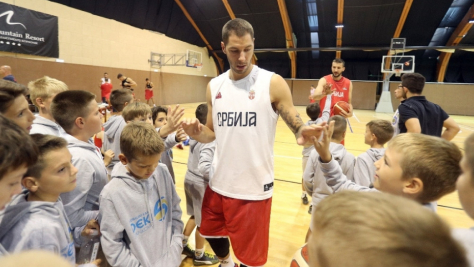 Dejan Stanković i mališani u poseti košarkašima