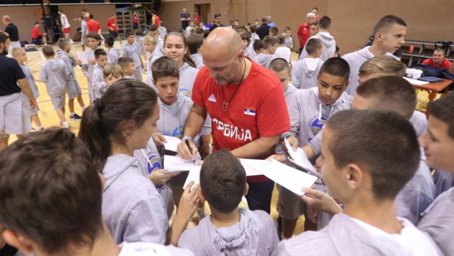 Dejan Stanković i mališani u poseti košarkašima