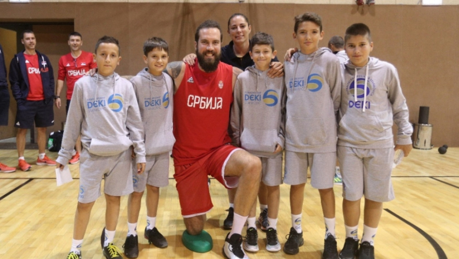Dejan Stanković i mališani u poseti košarkašima