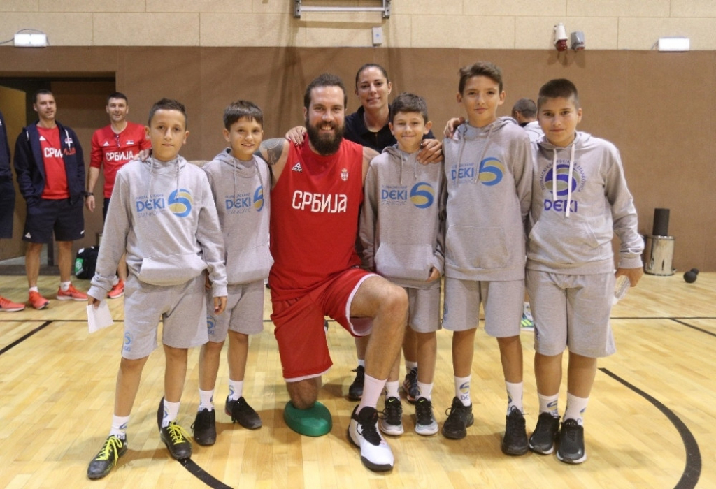 Dejan Stanković i mališani u poseti košarkašima