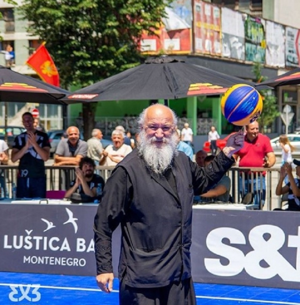 Sve&scaron;tenik igra basket!