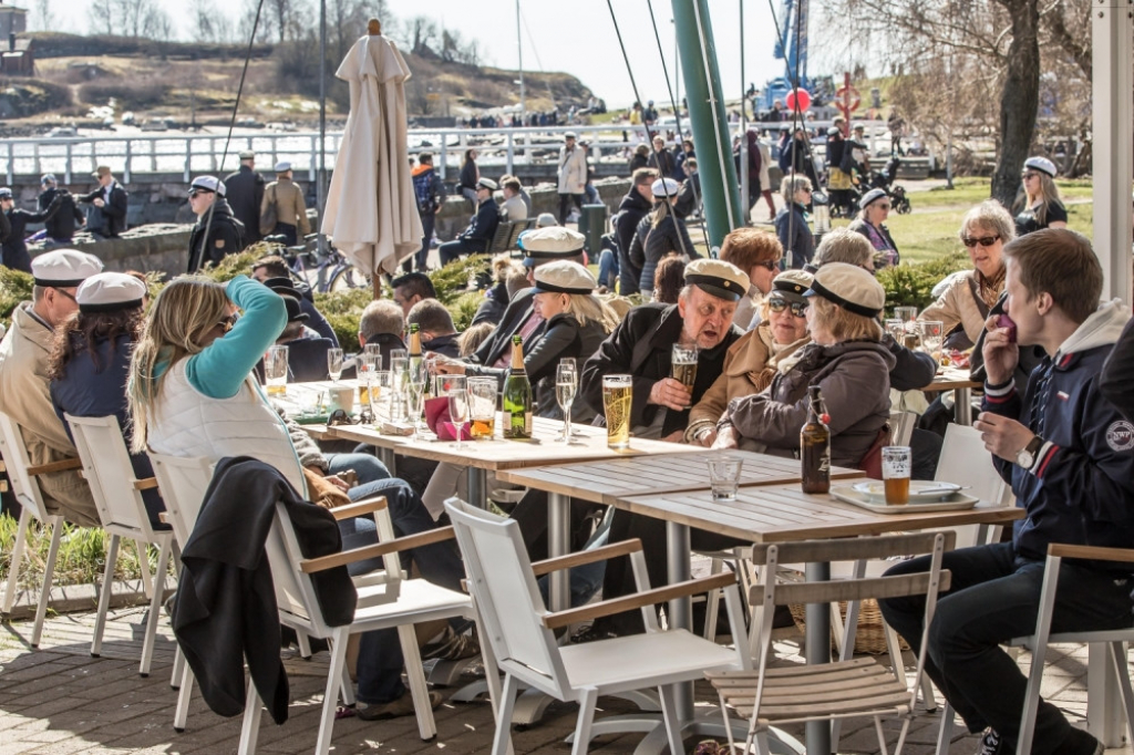 Ispijanje piva u kafiću