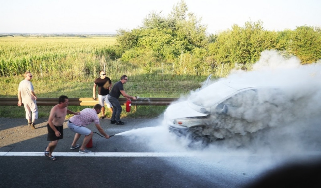 Automobil u plamenu