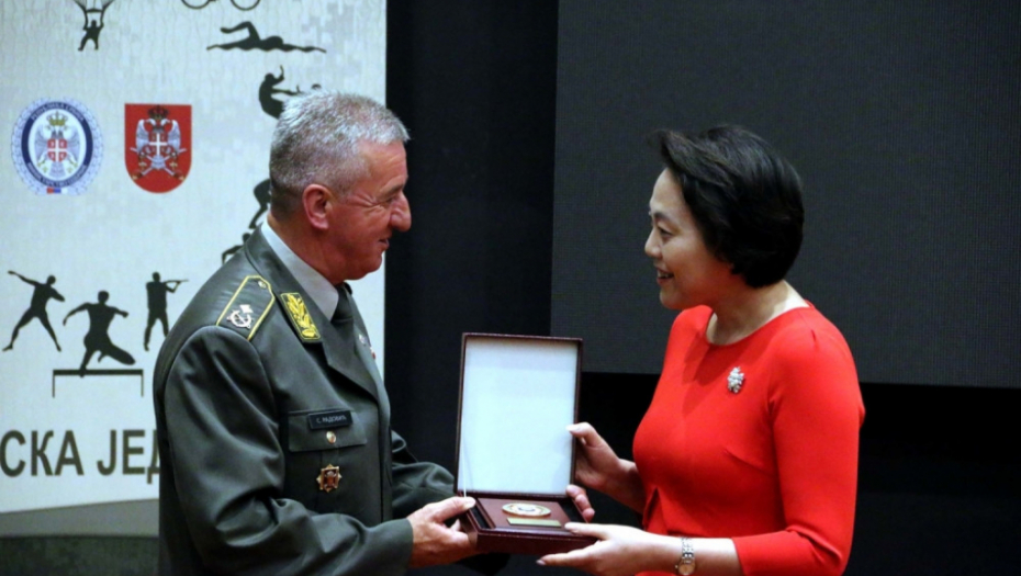 Čen Bo i brigadni general Siniša Radović