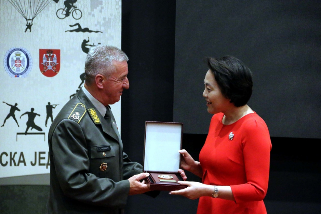 Čen Bo i brigadni general Siniša Radović