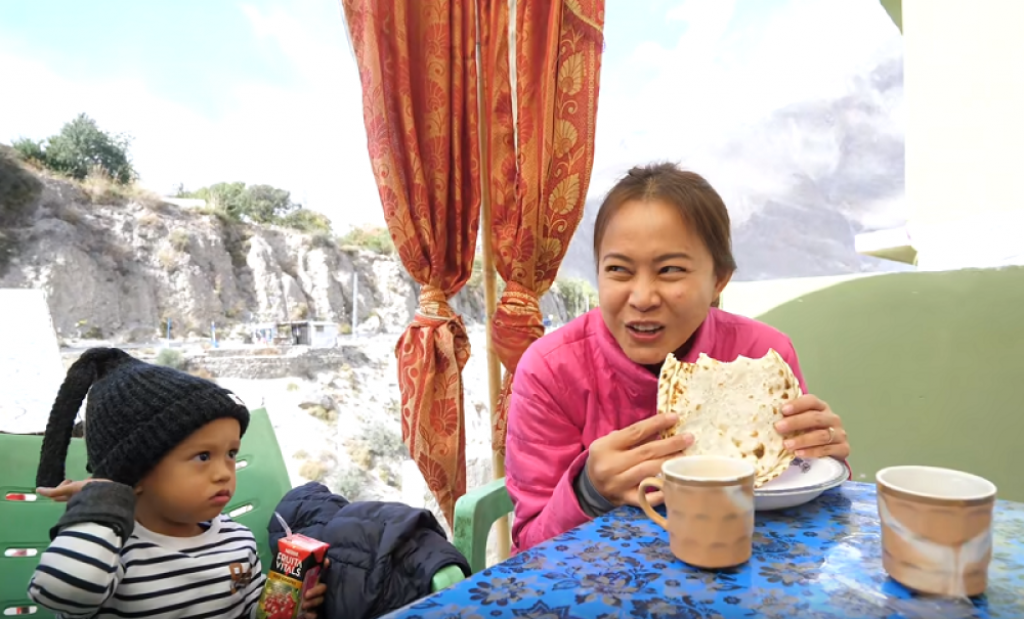 Majka i dete iz Hunza naroda