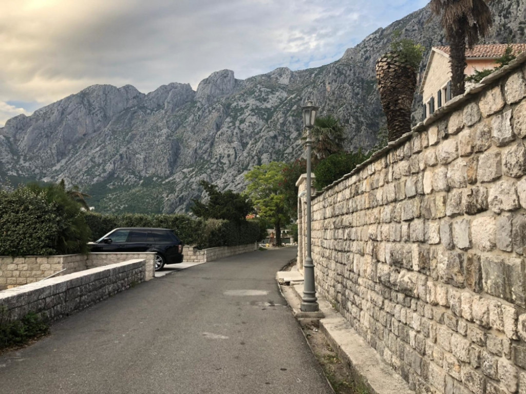 Elena Karić, kuća u Crnoj Gori