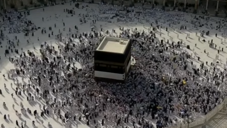 Muslimani kruže oko Kabe u Meki