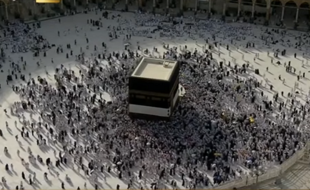 Muslimani kruže oko Kabe u Meki