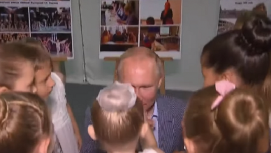 Vladimir Putin sa balerinama