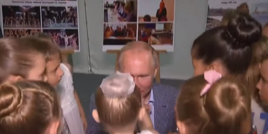 Vladimir Putin sa balerinama