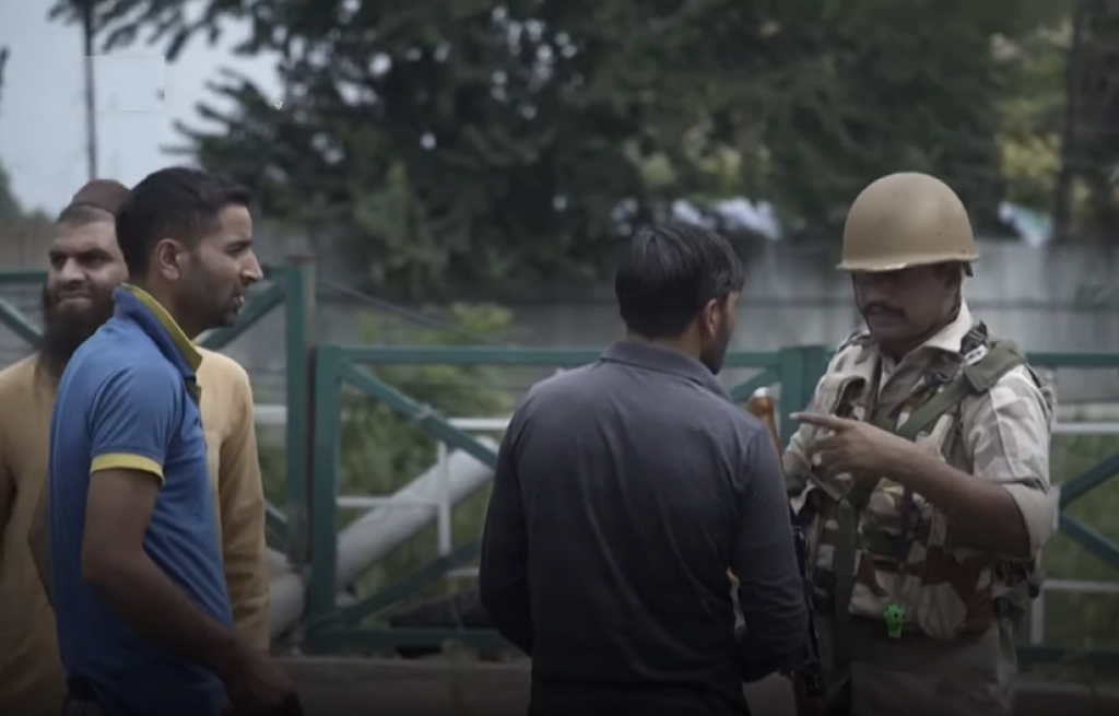 Indijski vojnik u razgovoru sa muslimanima