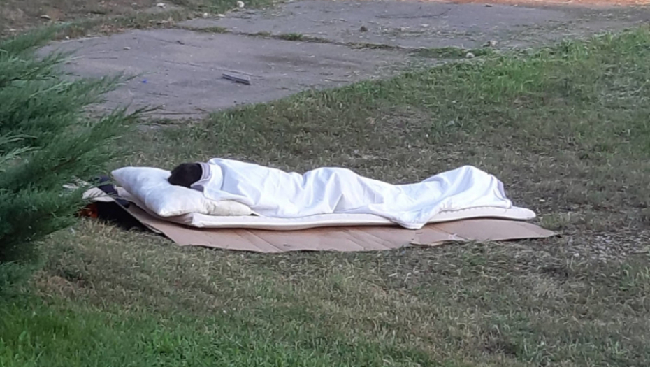 Čovek spava u parku